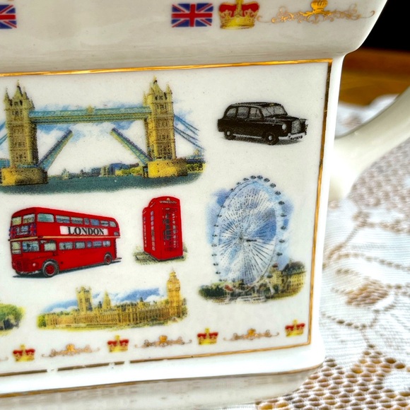 Adorable British ceramic teapot landmarks of London souvenir - Picture 4 of 10